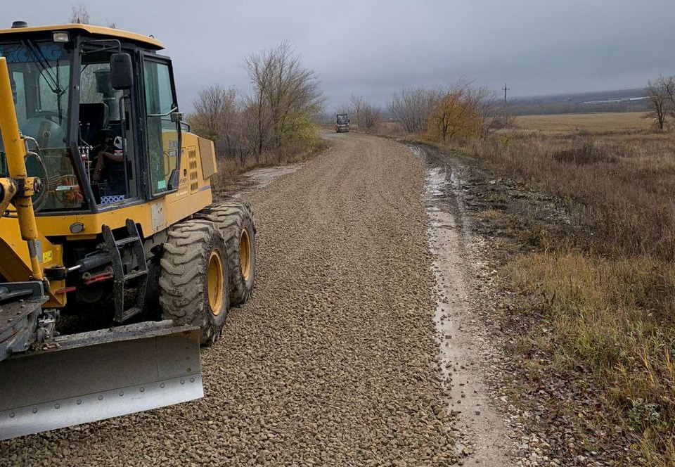 В Петровском районе подъезды к селам отсыпают щебнем В Петровском районе подъезды к селам отсыпают щебнем